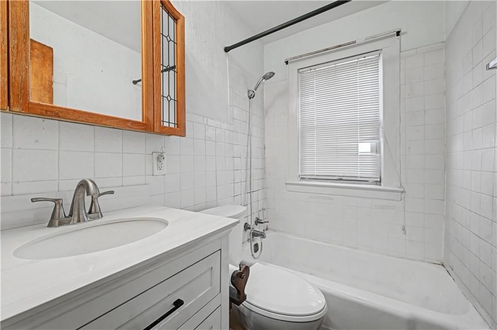 4925 Metropolitan Avenue — photo 24