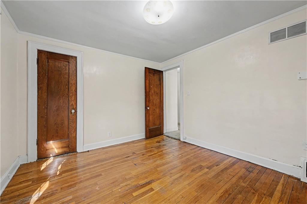 4925 Metropolitan Avenue — photo 27