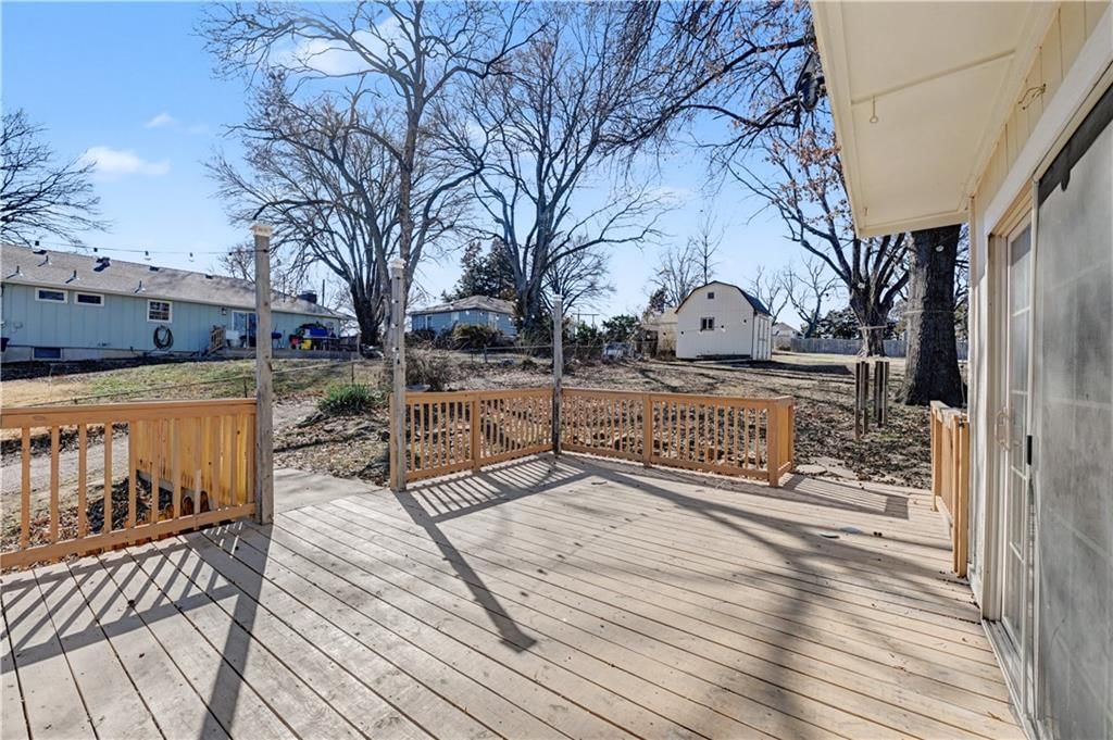 4925 Metropolitan Avenue — photo 31