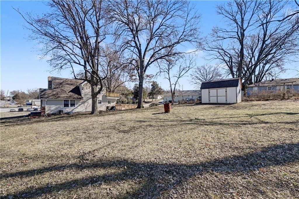 4925 Metropolitan Avenue — photo 32