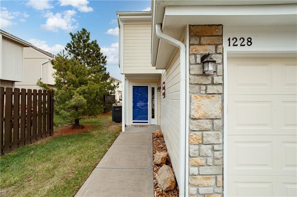 1228 NW Hidden Ridge Circle — photo 5