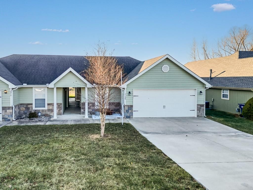 2308 Sycamore Drive, Tonganoxie, KS