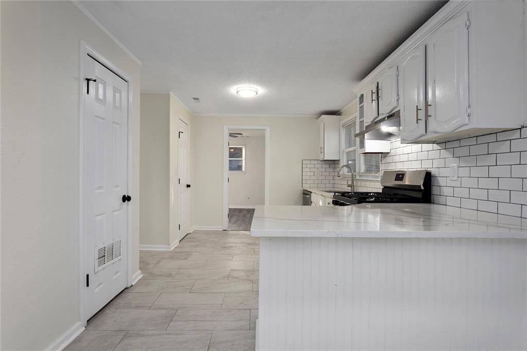 7606 Woodson Road — photo 10