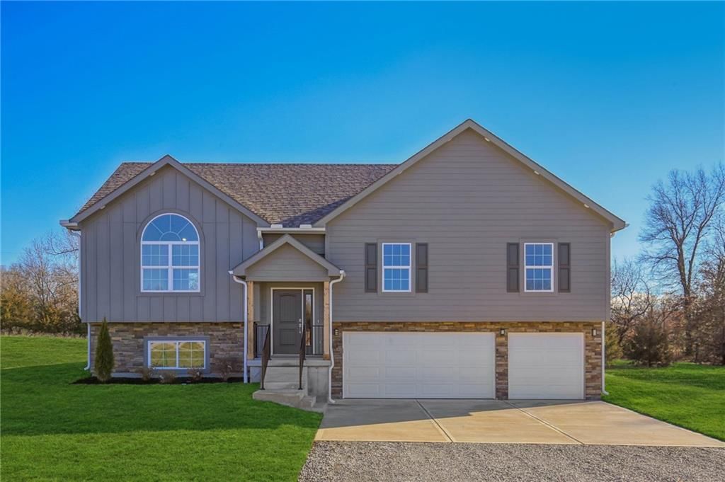 323 NE 51 Road, Warrensburg, MO