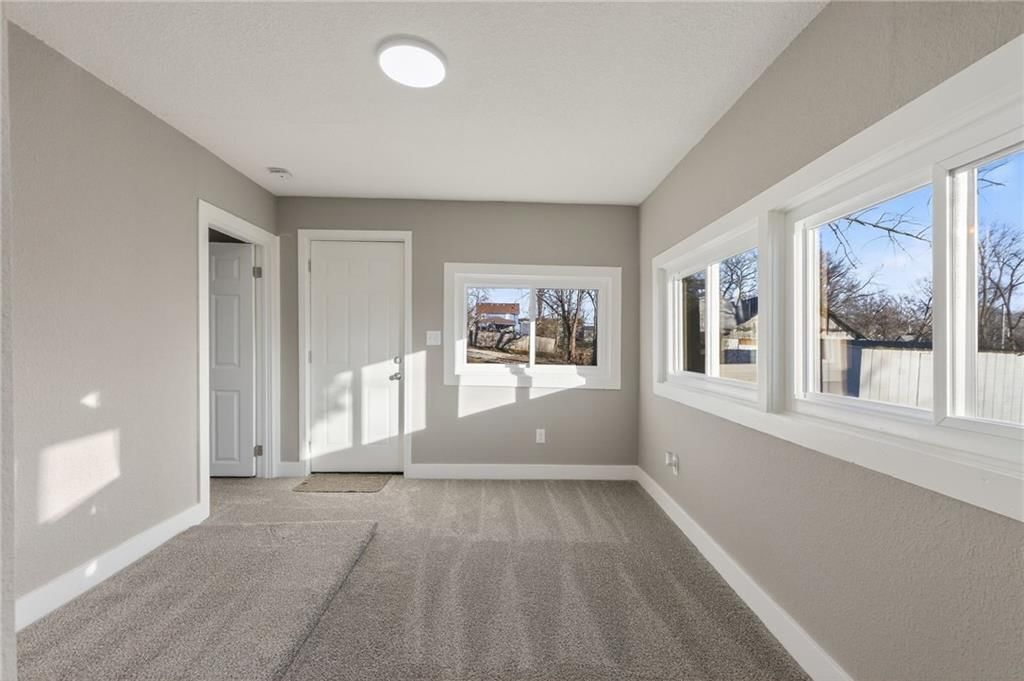 127 S Neconi Avenue — photo 21