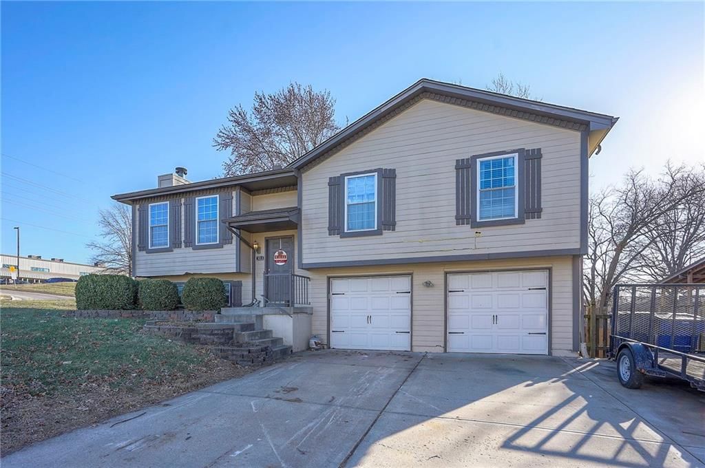 303 SE Bent Tree Drive, Blue Springs, MO