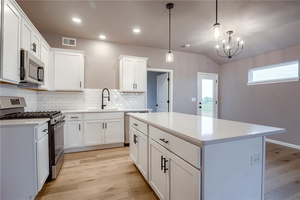 18490 W 205th Terrace — photo 3