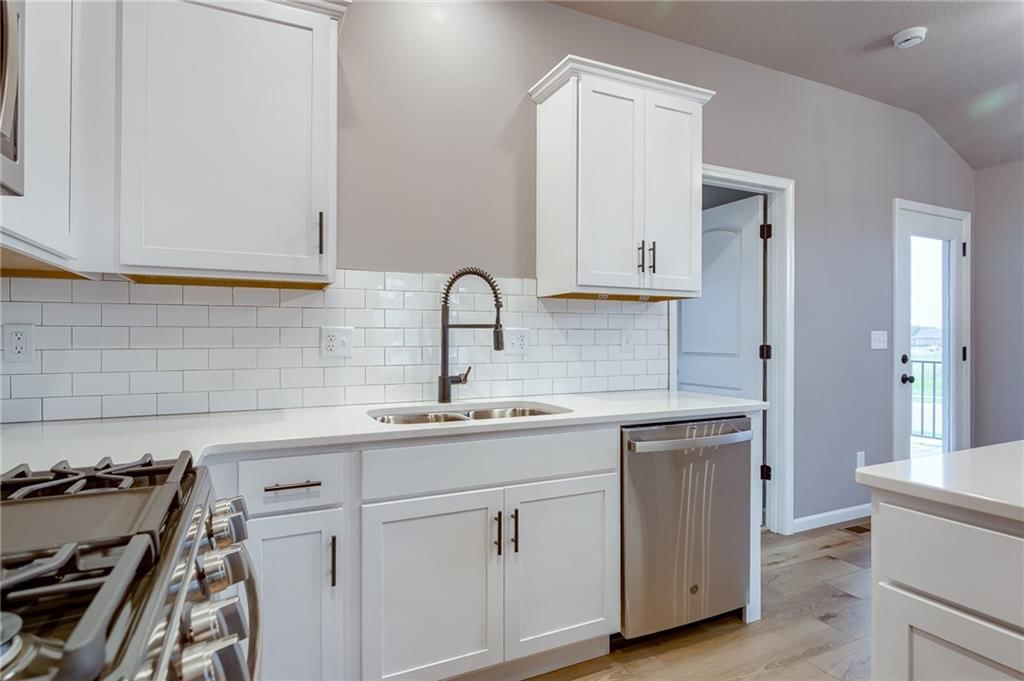 18490 W 205th Terrace — photo 4