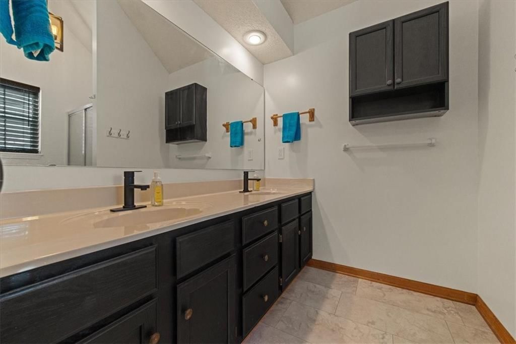 1019 E New London Drive — photo 35