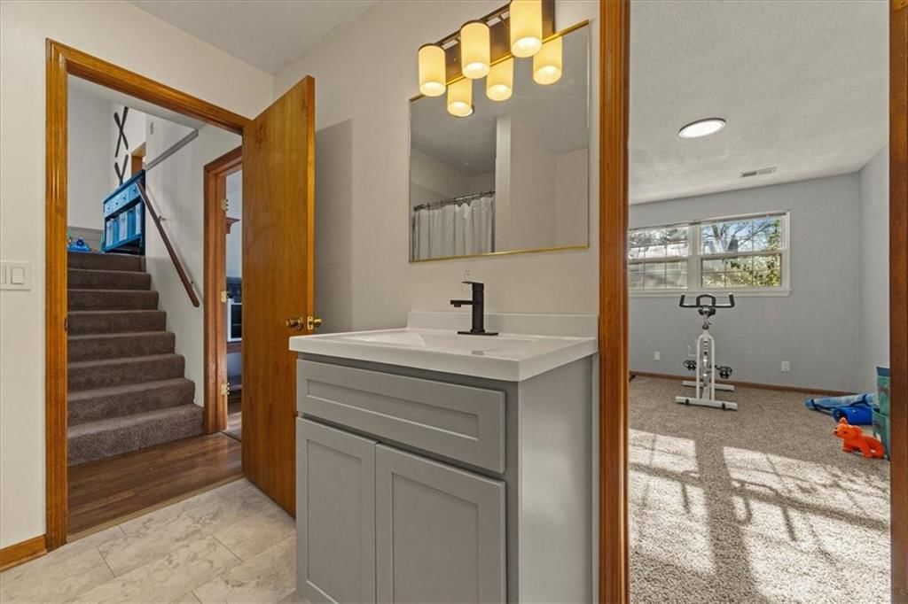 1019 E New London Drive — photo 42