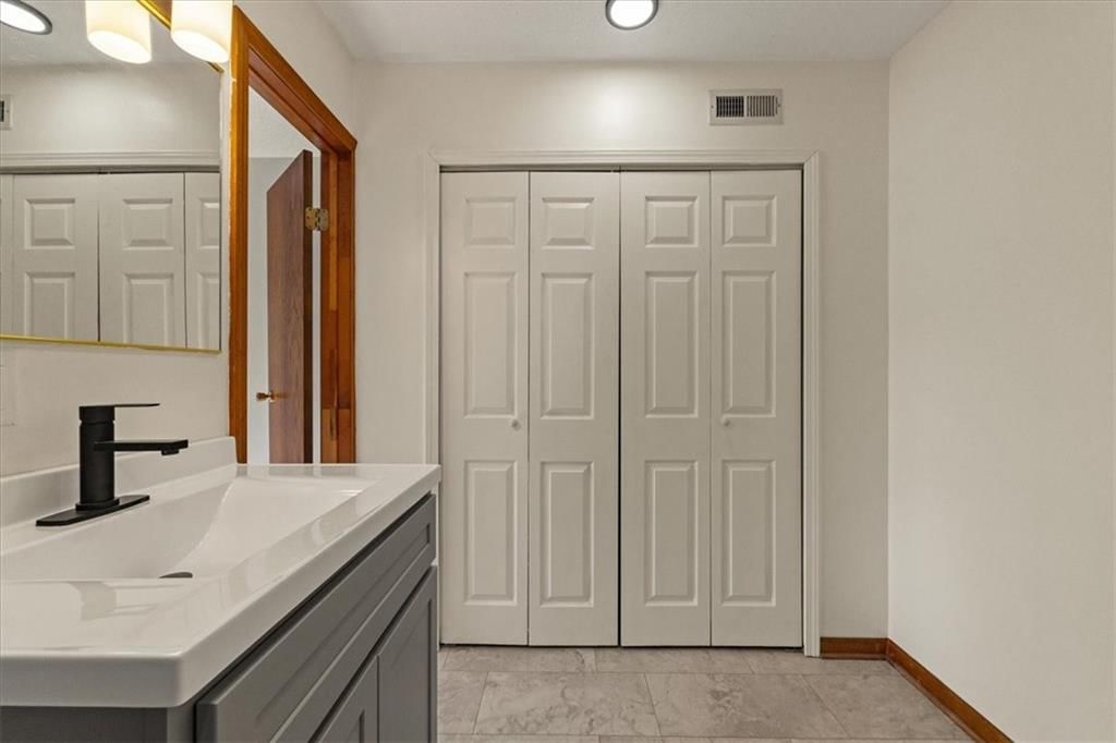 1019 E New London Drive — photo 43