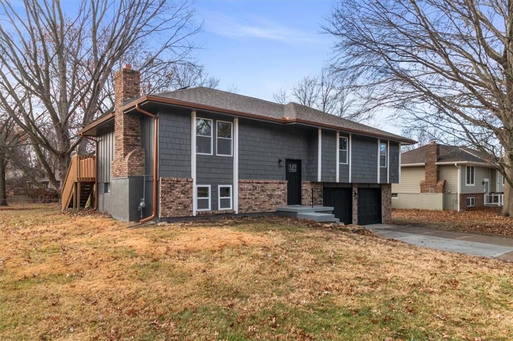 504 NW Chateau Drive — photo 2