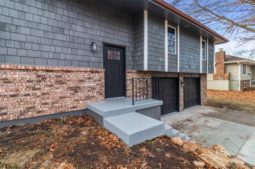 504 NW Chateau Drive — photo 3