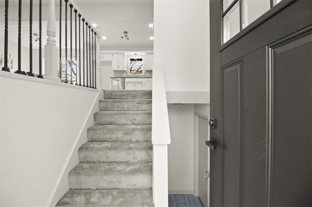 504 NW Chateau Drive — photo 4