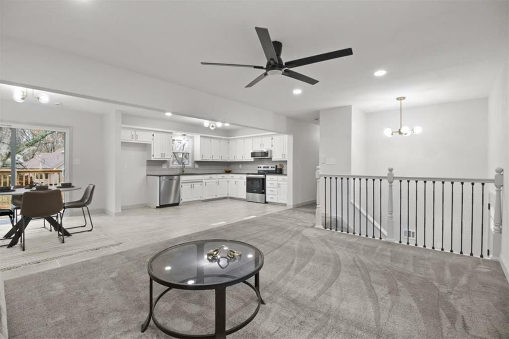 504 NW Chateau Drive — photo 5