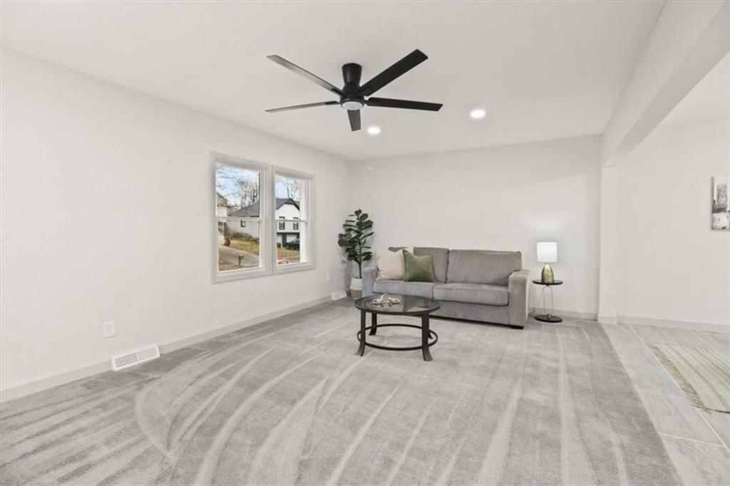 504 NW Chateau Drive — photo 6