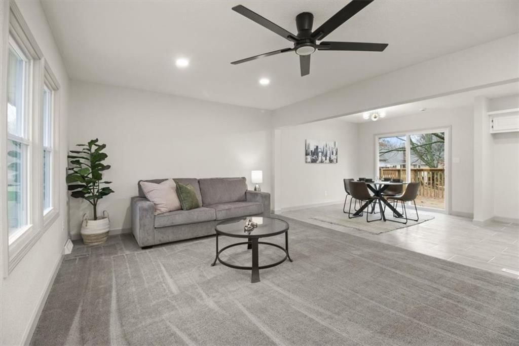 504 NW Chateau Drive — photo 7