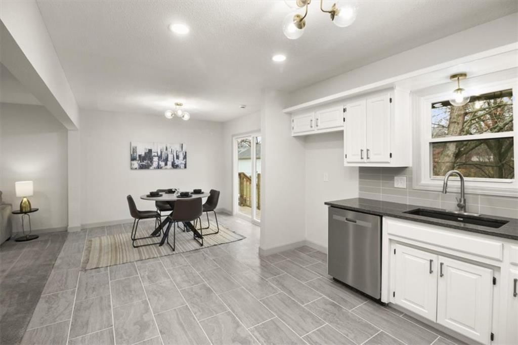504 NW Chateau Drive — photo 9