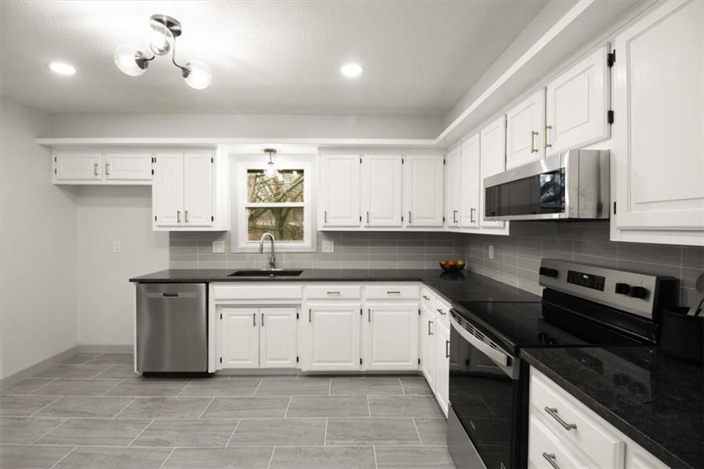 504 NW Chateau Drive — photo 10