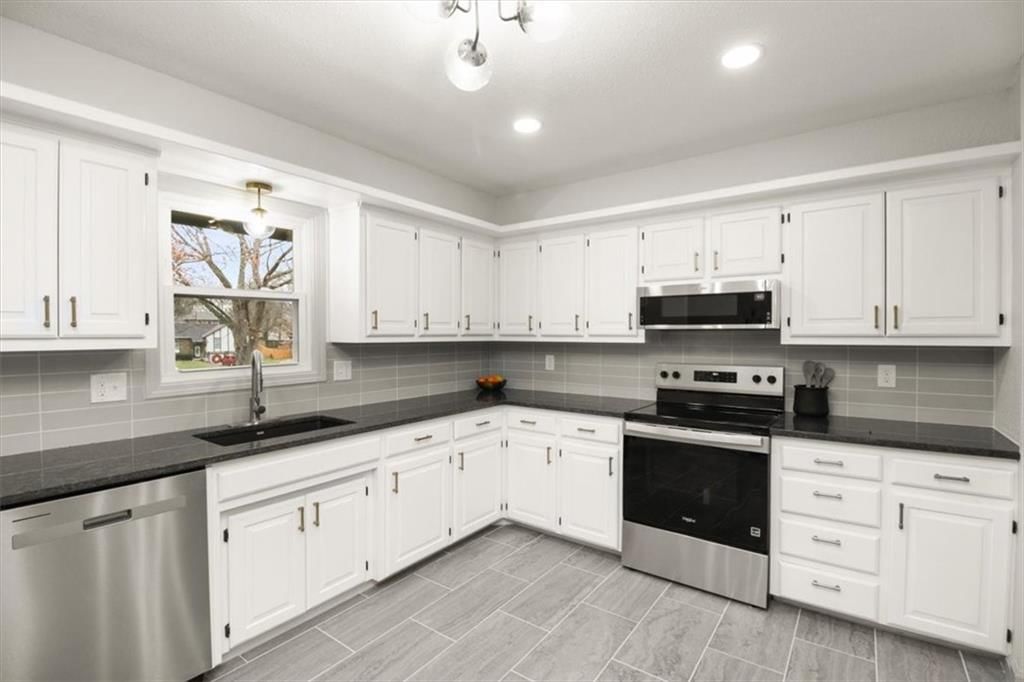 504 NW Chateau Drive — photo 11