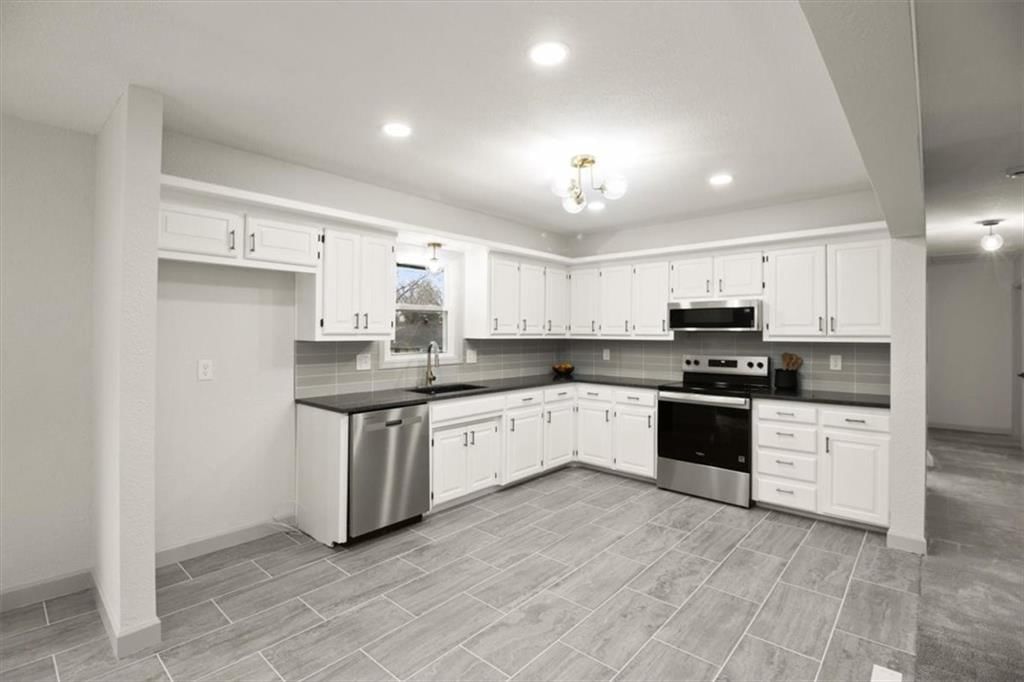 504 NW Chateau Drive — photo 12