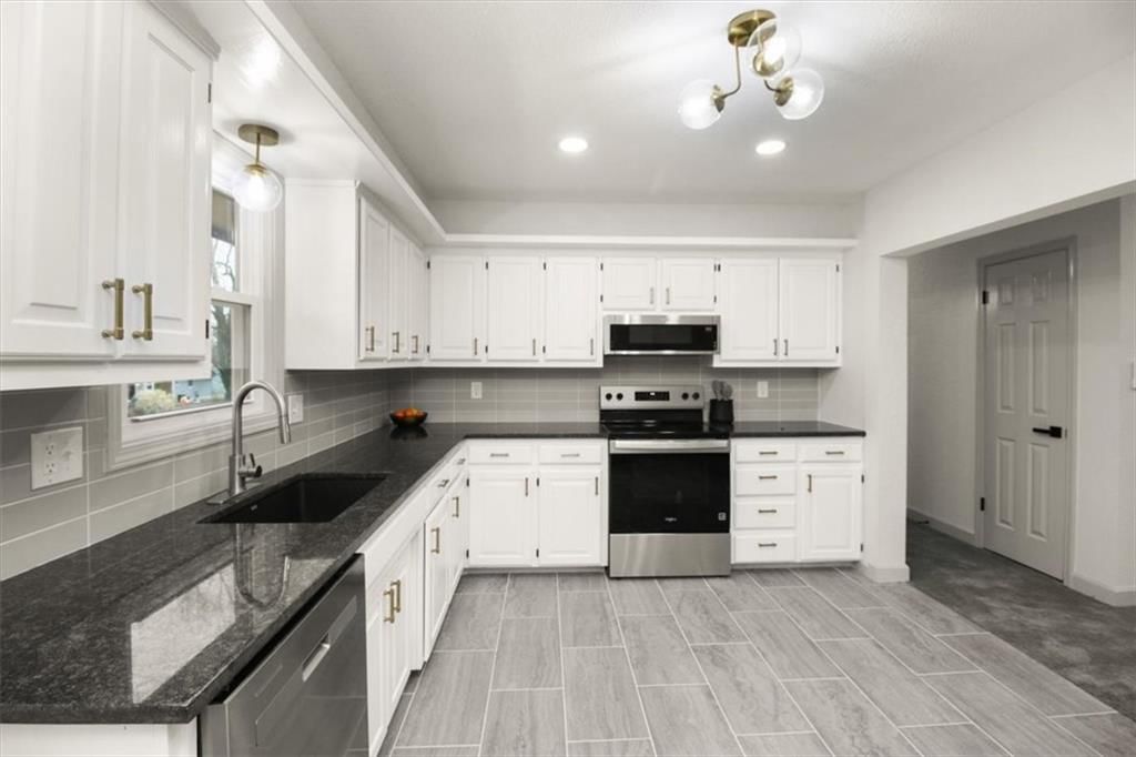 504 NW Chateau Drive — photo 13