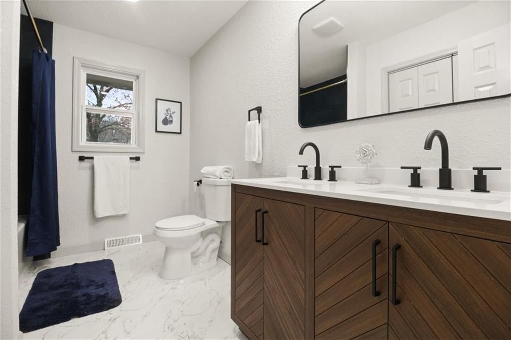 504 NW Chateau Drive — photo 16