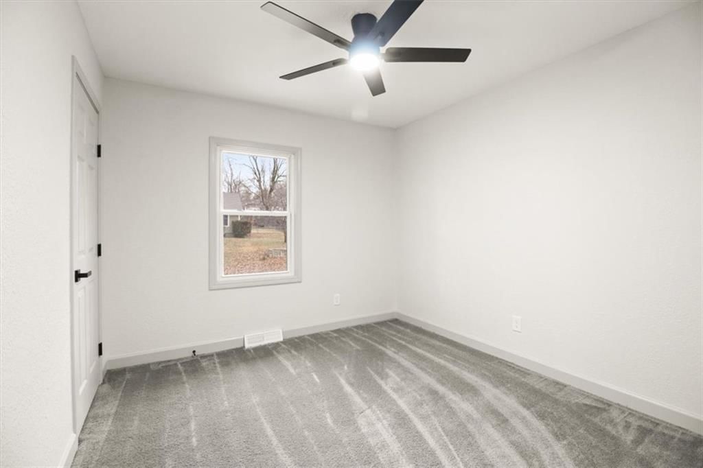 504 NW Chateau Drive — photo 17