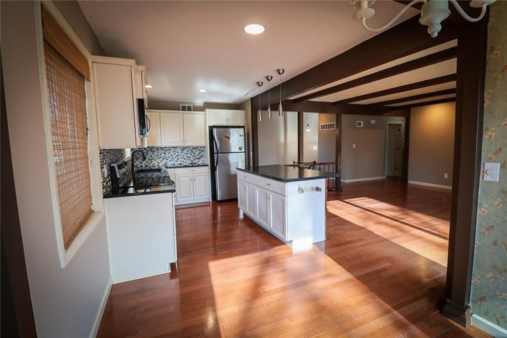 2912 NW Bedford Court — photo 4