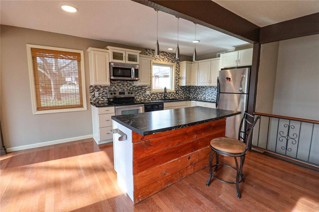 2912 NW Bedford Court — photo 5