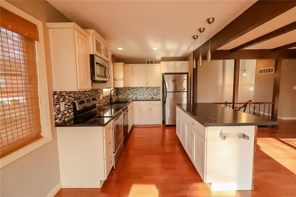 2912 NW Bedford Court — photo 8