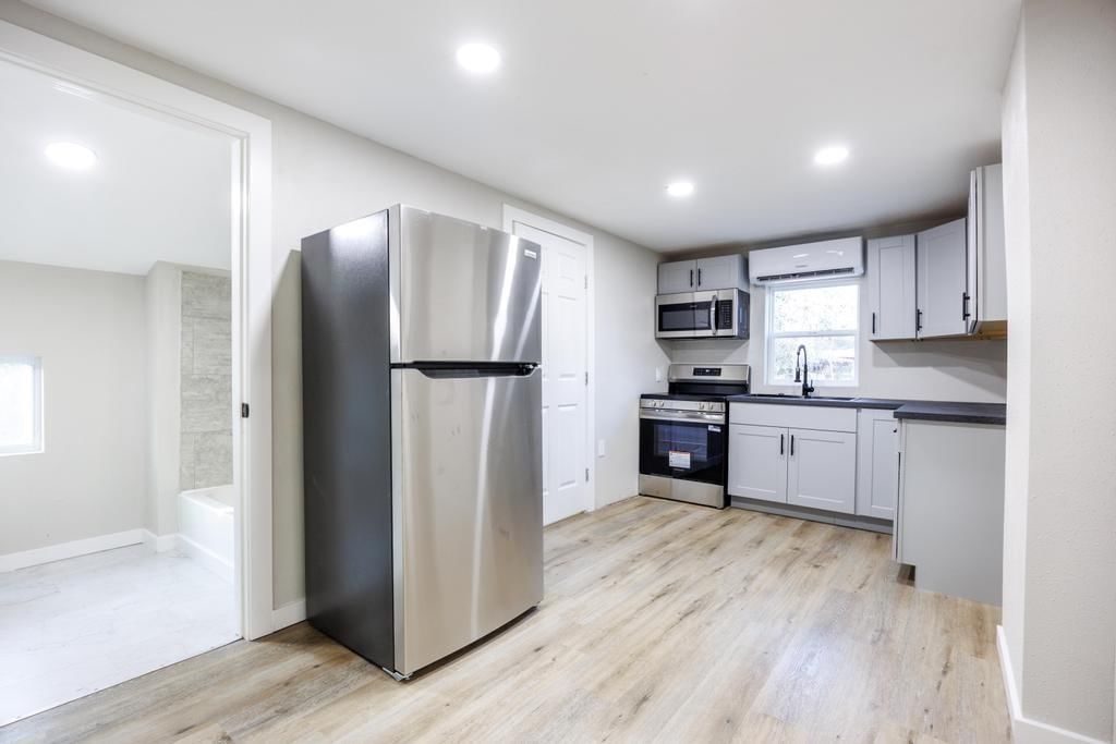 416 Burke Street — photo 7