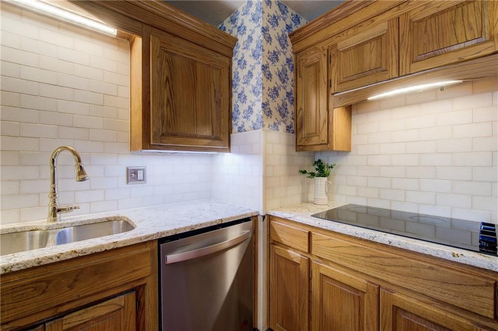 236 SW Raintree Drive — photo 12