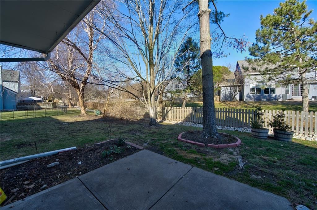 236 SW Raintree Drive — photo 34