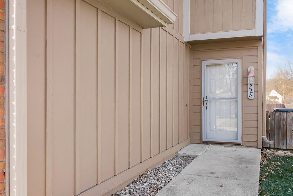 224 SW Pinetree Lane — photo 2