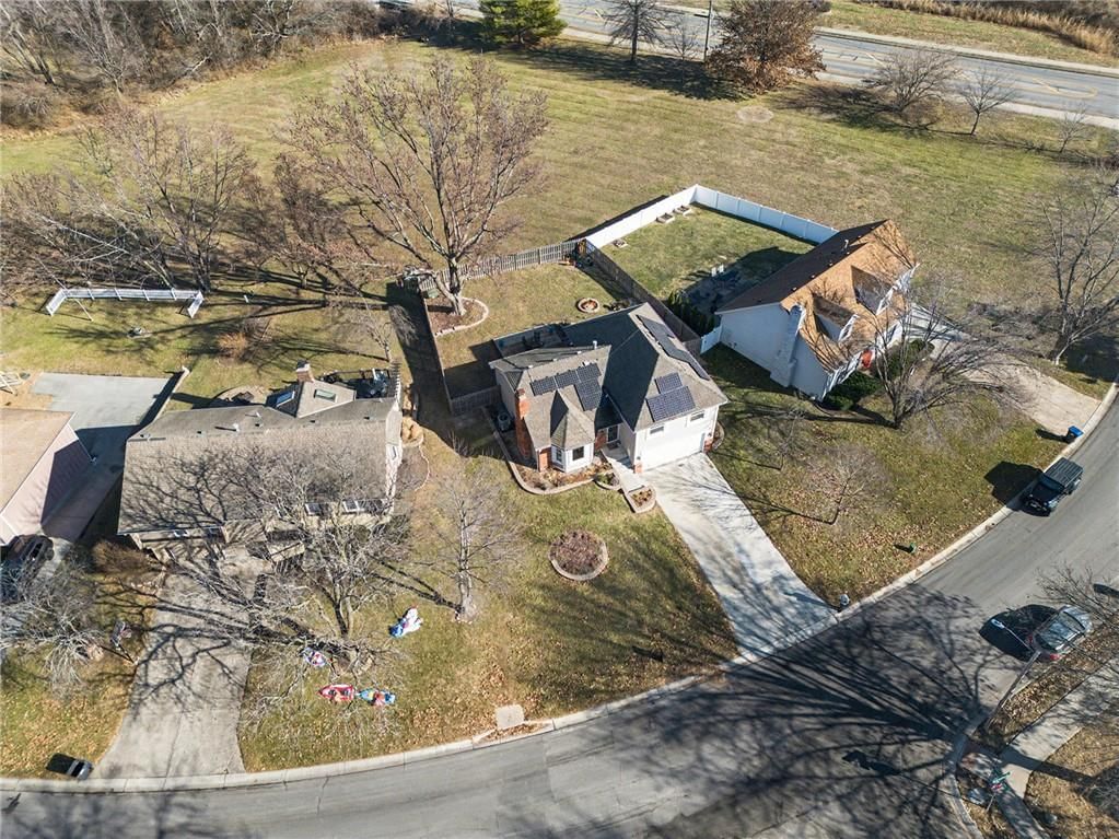 716 NE Thames Drive — photo 3