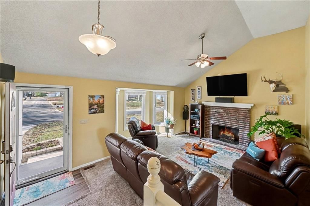 716 NE Thames Drive — photo 7