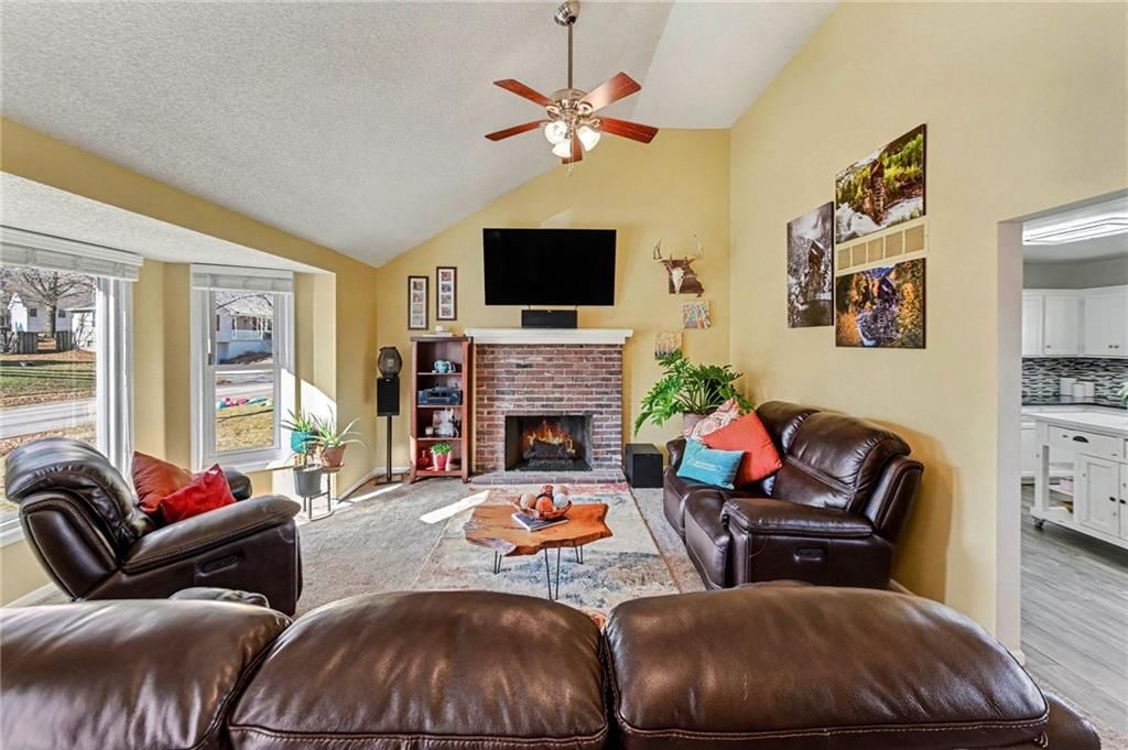 716 NE Thames Drive — photo 8