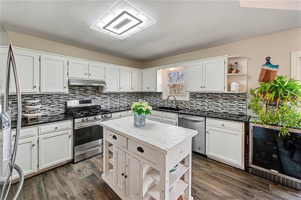 716 NE Thames Drive — photo 11