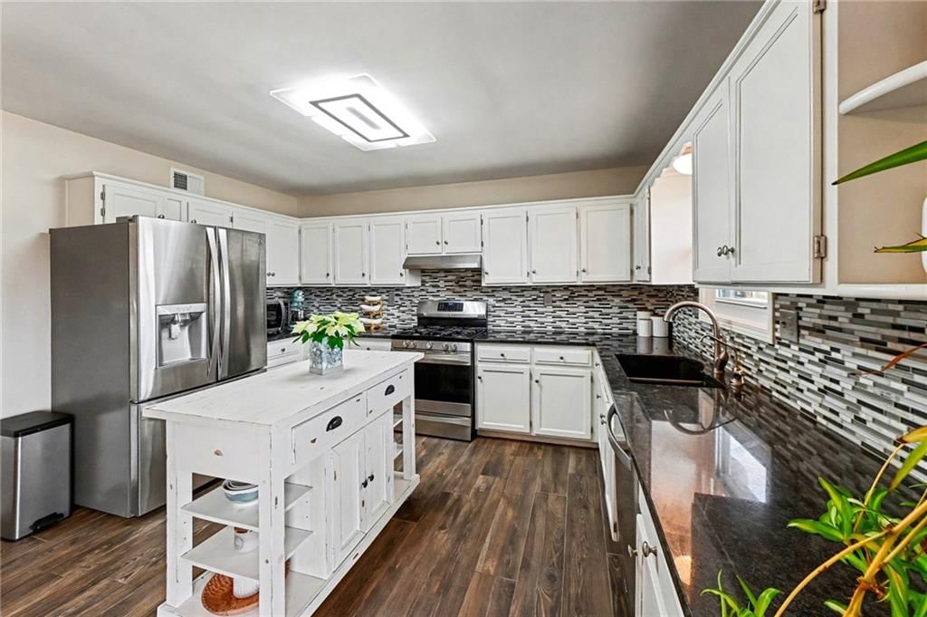 716 NE Thames Drive — photo 12