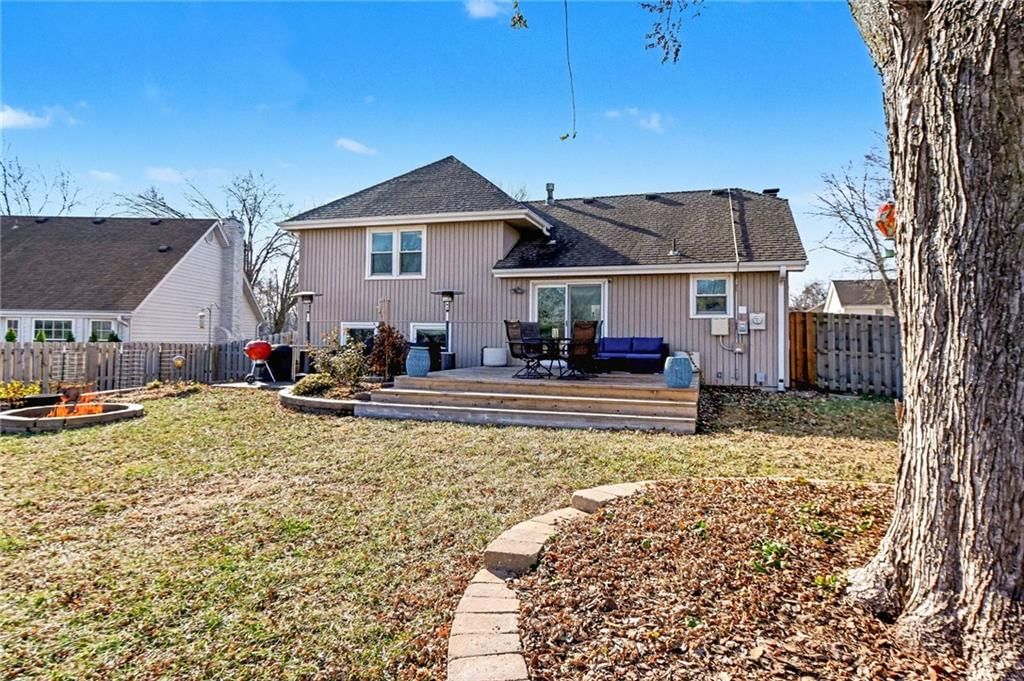 716 NE Thames Drive — photo 26