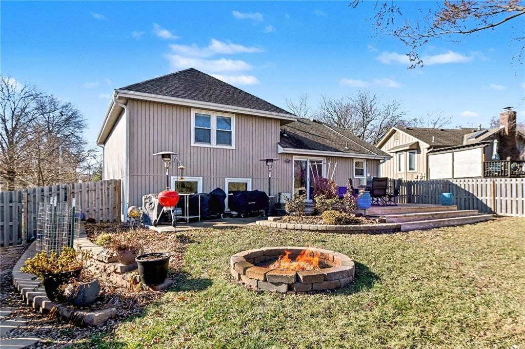 716 NE Thames Drive — photo 27