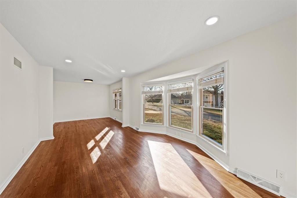 6805 N Wayne Avenue — photo 3