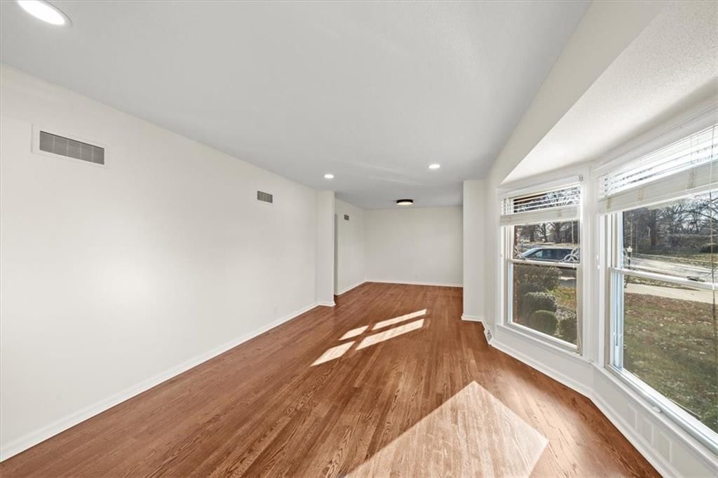 6805 N Wayne Avenue — photo 4