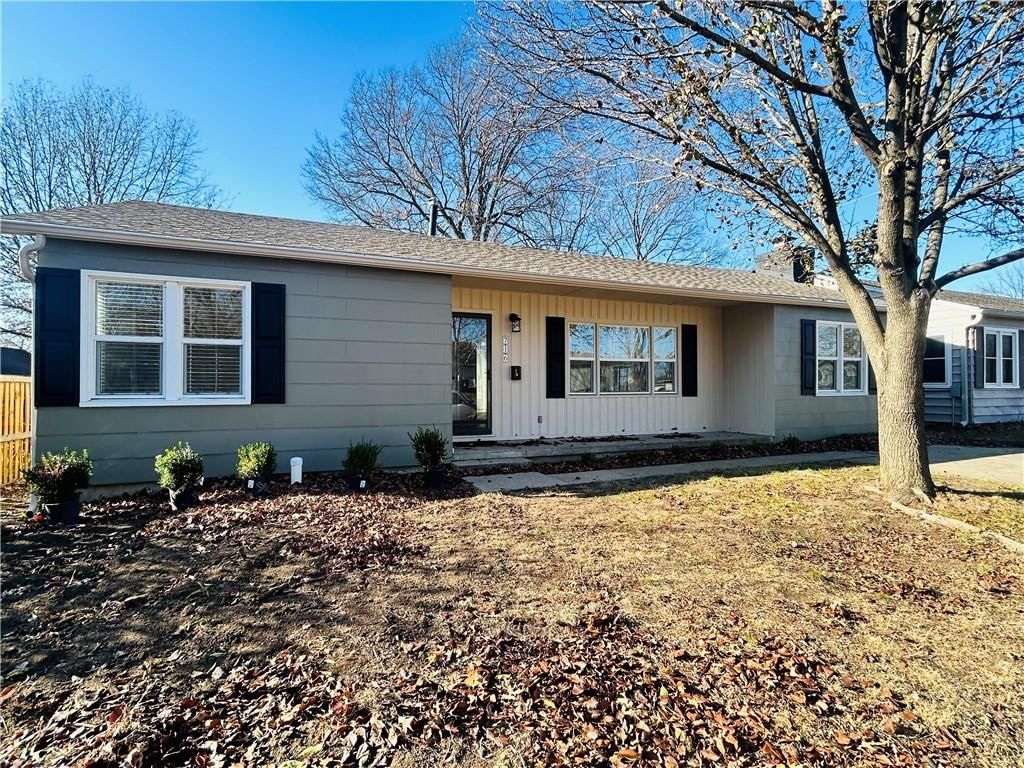 716 N college Street — photo 2