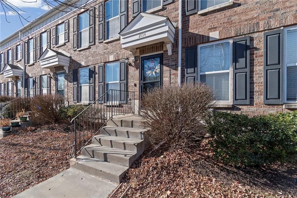 8154 N Oakley Avenue — photo 2