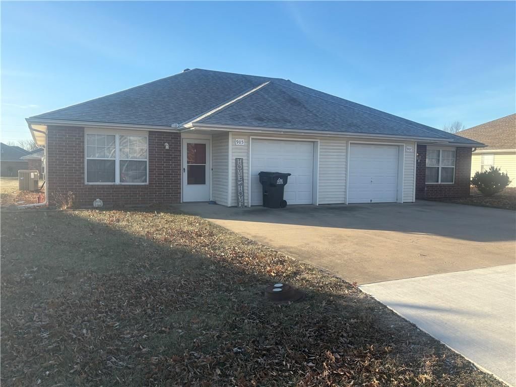 905/907 NW Willow Drive — photo 1