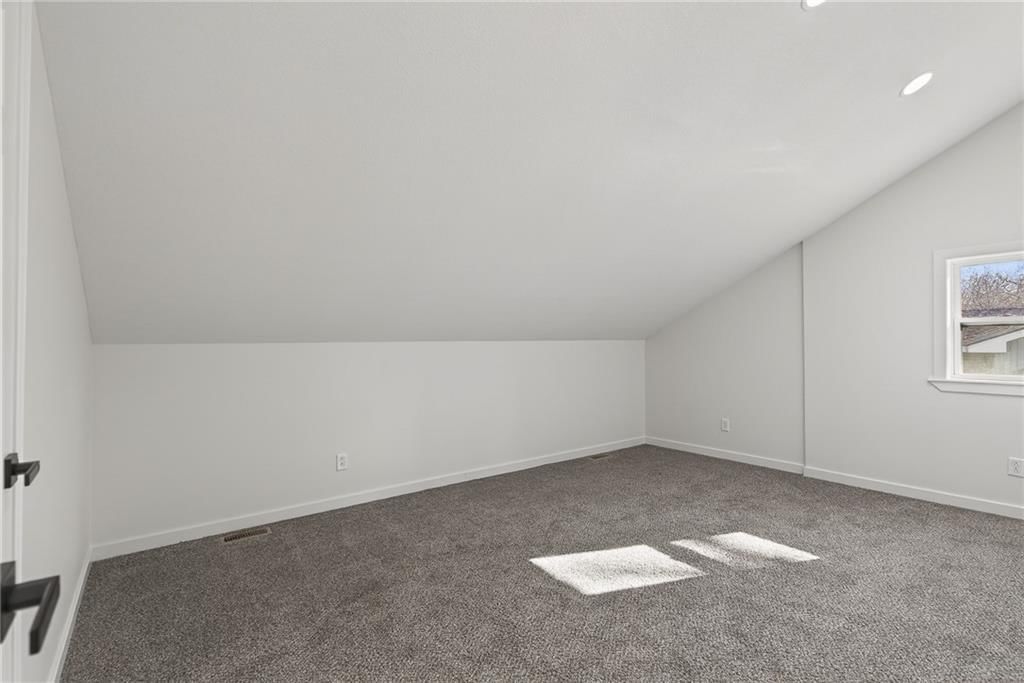 8528 N Virginia Avenue — photo 23