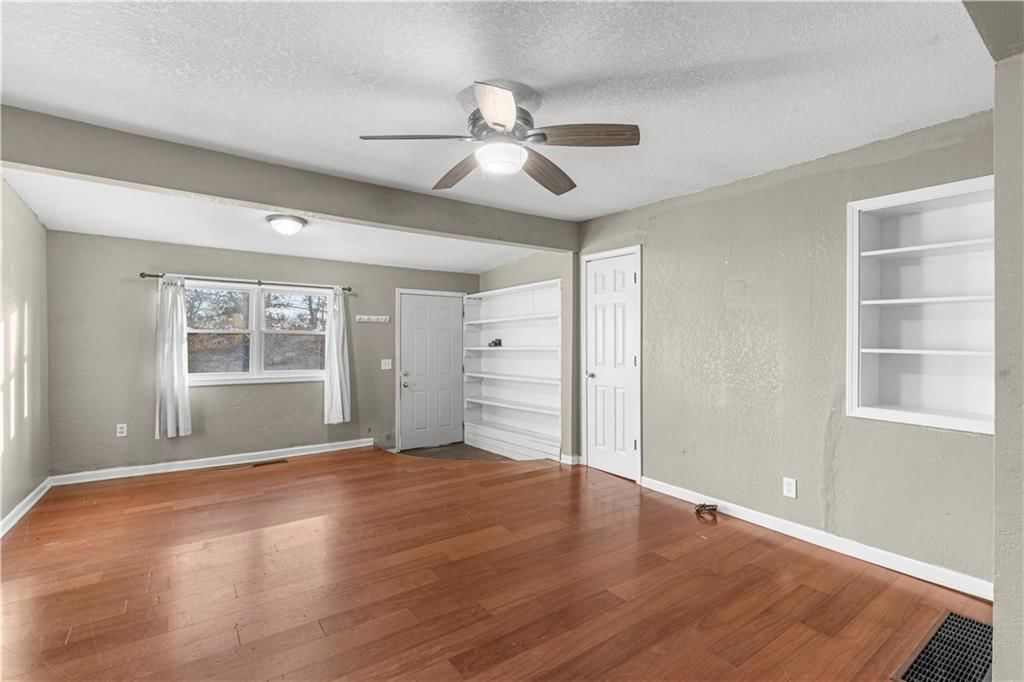 7940 Metropolitan Avenue — photo 2