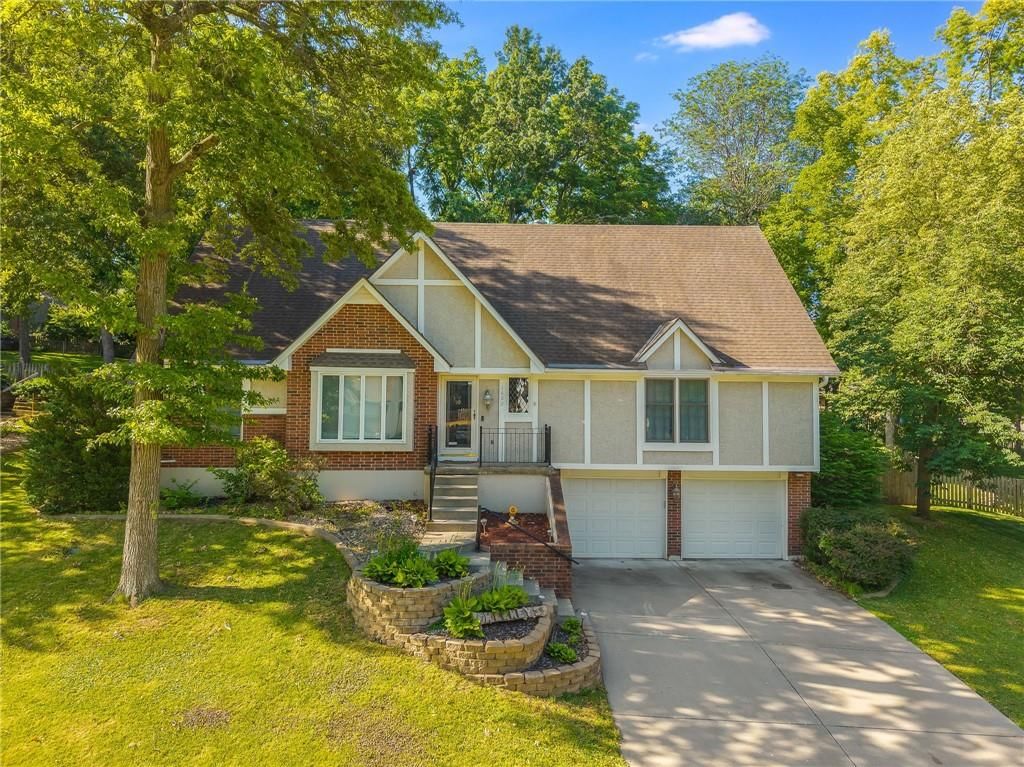 1602 NW Weatherstone Lane, Blue Springs, MO
